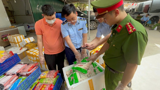 C&aacute;c lực lượng chức năng thu giữ h&agrave;ng h&oacute;a vi phạm. Ảnh: VGP/DA