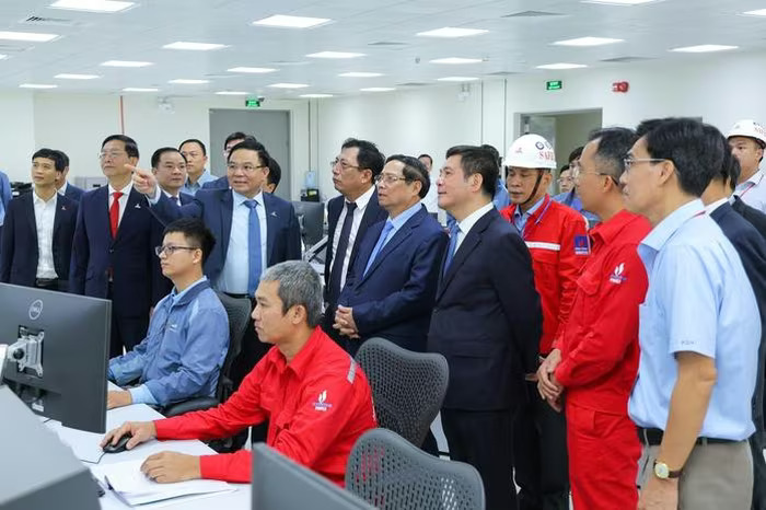 Thủ tướng Phạm Minh Chính tham quan Phòng Điều khiển trung tâm nhà máy điện khí LNG Nhơn Trạch 3 và Nhơn Trạch 4.