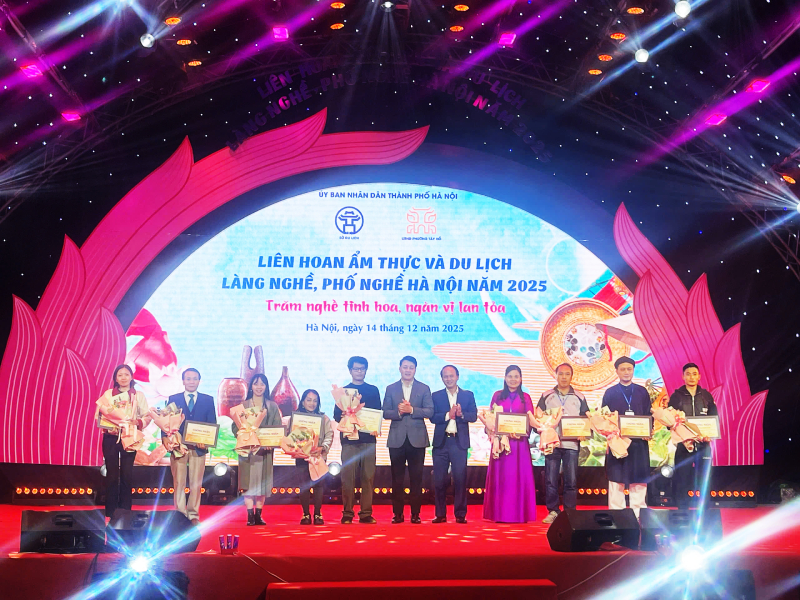 Ban tổ chức tặng Giấy khen cho c&aacute;c c&aacute; nh&acirc;n, tập thể đ&oacute;ng g&oacute;p v&agrave;o sự th&agrave;nh c&ocirc;ng của Li&ecirc;n hoan.