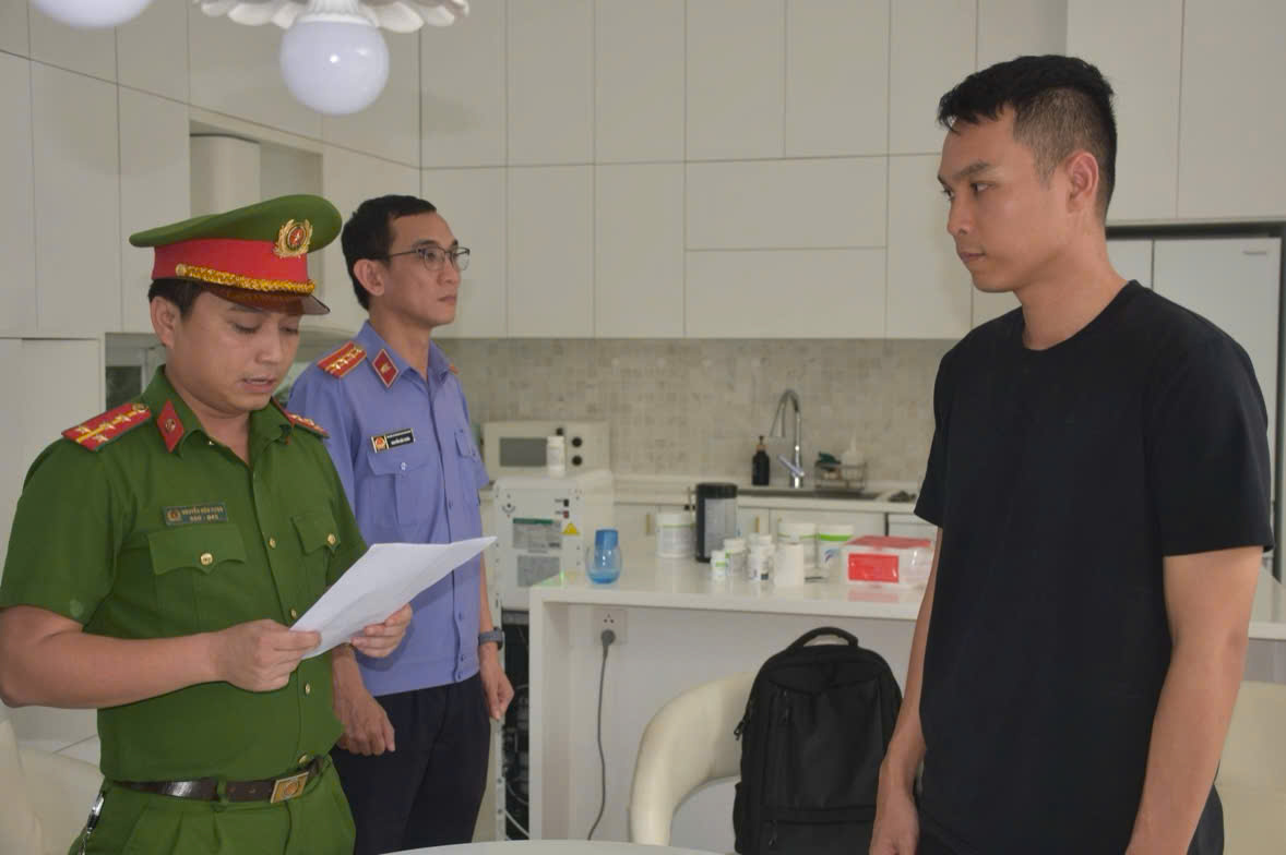 Cơ quan điều tra tống đạt quyết định đối với Huỳnh Đức V&acirc;n. (Ảnh: CA Đ&agrave; Nẵng)