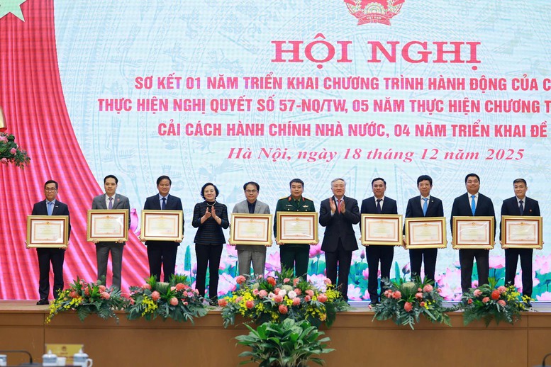 Tổng gi&aacute;m đốc Đinh Việt Phương đ&atilde; đại diện Vietjet nhận Bằng khen của Thủ tướng Ch&iacute;nh phủ với th&agrave;nh t&iacute;ch triển khai Đề &aacute;n ứng dụng sinh trắc học trong l&agrave;m thủ tục bay to&agrave;n tr&igrave;nh