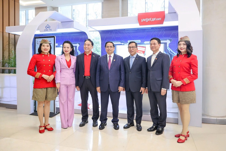 Thủ tướng Ch&iacute;nh phủ Phạm Minh Ch&iacute;nh tham quan khu vực trưng b&agrave;y Vietjet tại triển l&atilde;m tổng kết Đề &aacute;n 06 với c&aacute;c kết quả t&iacute;ch cực sau thời gian triển khai ứng dụng sinh trắc học trong l&agrave;m thủ tục bay