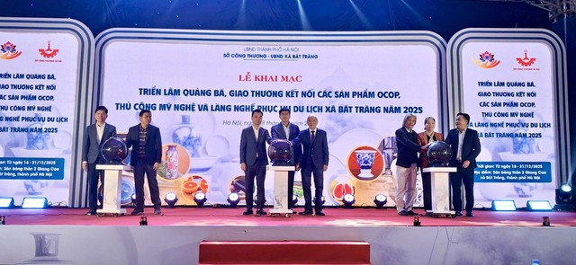 Kết nối sản phẩm OCOP và làng nghề gắn với du lịch tại Bát Tràng