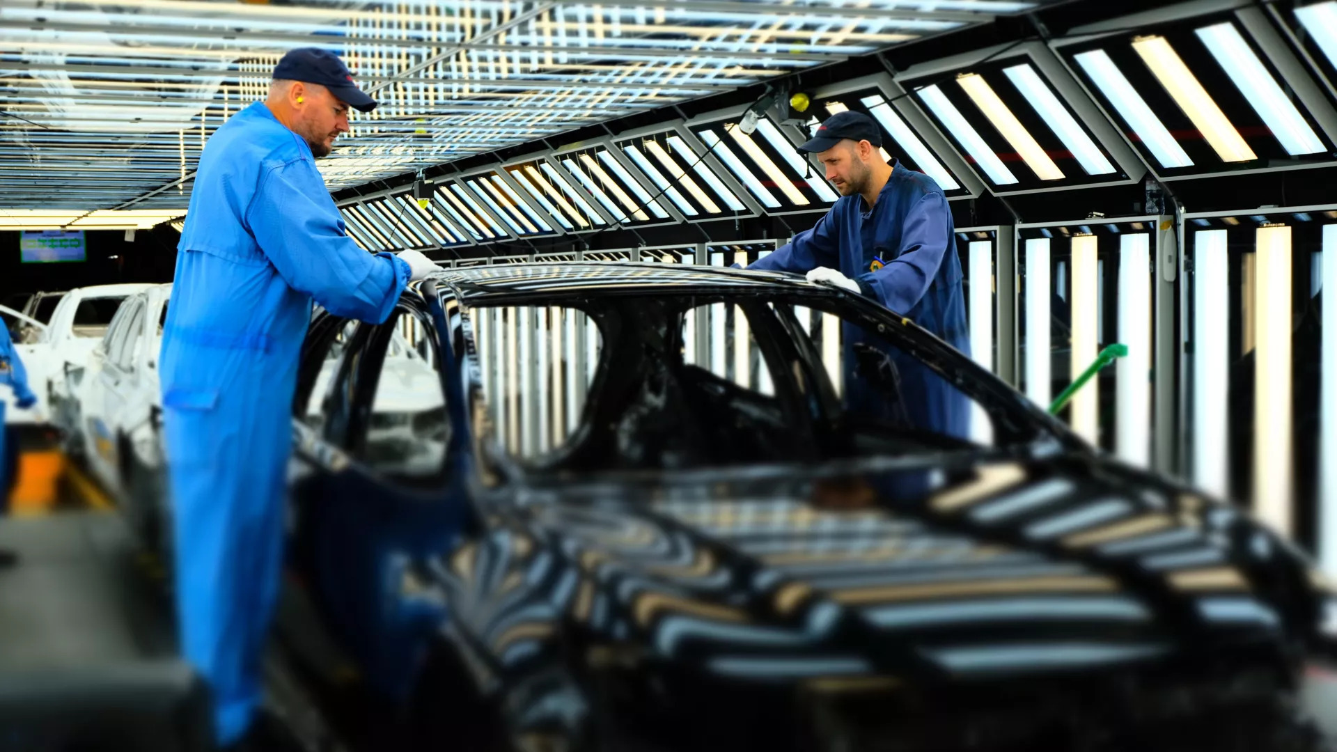 EU điều chỉnh lệnh cấm xe xăng: Tham vọng xanh vấp thực tế thị trường