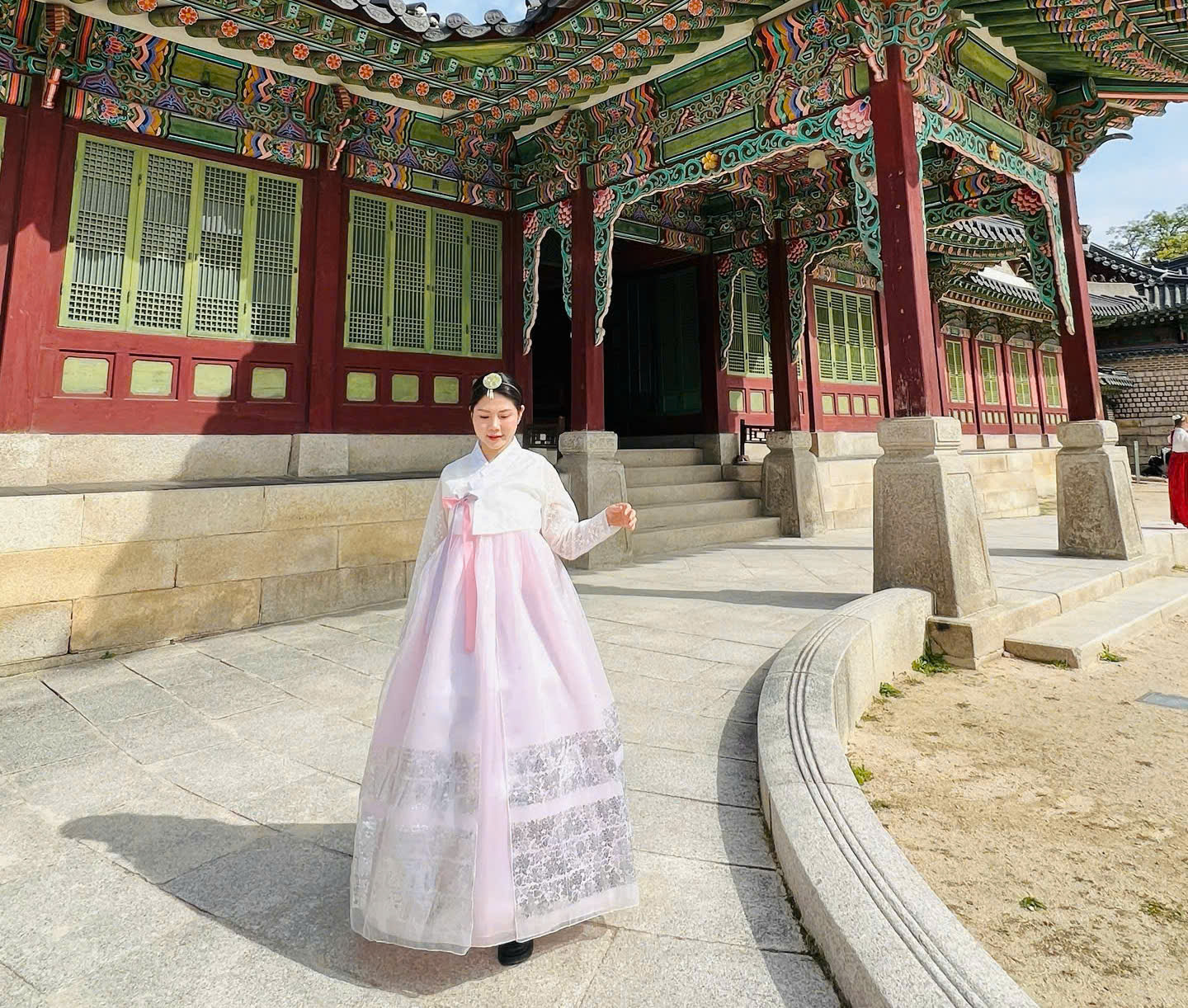 Chị Hiền vừa trải nghiệm văn h&oacute;a trong chuyến đi H&agrave;n Quốc, vừa kết hợp l&agrave;m việc.