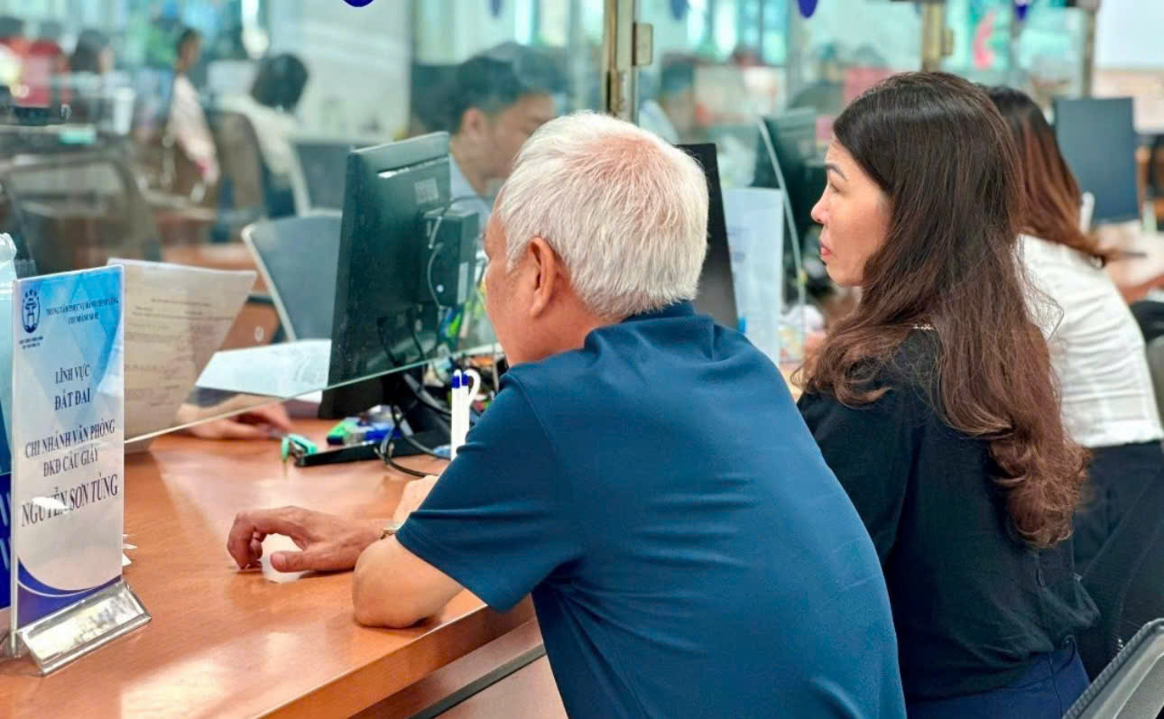 Người d&acirc;n l&agrave;m thủ tục đất đai tại H&agrave; Nội. Ảnh: Hồng Khanh