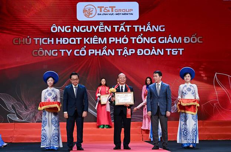 &Ocirc;ng Nguyễn Tất Thắng, Chủ tịch HĐQT Tập đo&agrave;n T&T Group nhận Bằng khen của UBND TP. H&agrave; Nội.