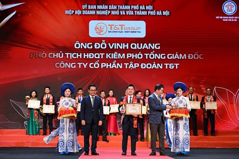 Ph&oacute; Chủ tịch HĐQT T&T Group Đỗ Vinh Quang nhận Bằng khen của Chủ tịch UBND TP H&agrave; Nội.