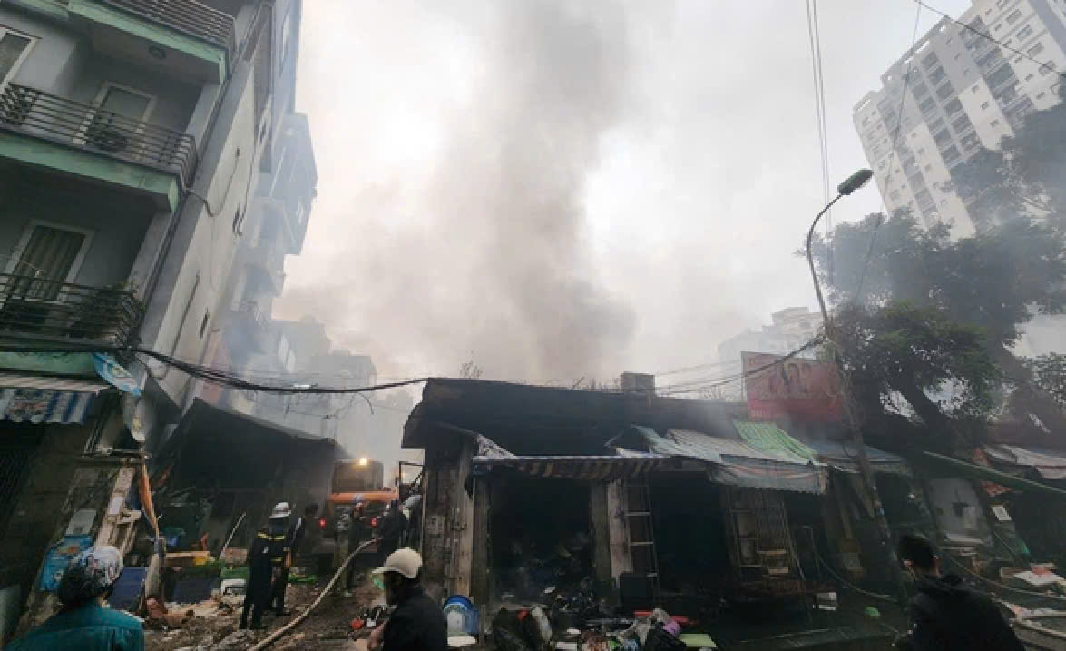 Hà Nội: Cháy chợ Xanh Định Công, nhiều ki-ốt bị thiêu rụi