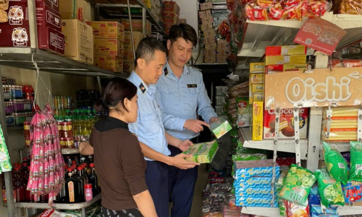 Lực lượng Quản l&yacute; thị trường Sơn La kiểm tra h&agrave;ng h&oacute;a khu vực v&ugrave;ng s&acirc;u, v&ugrave;ng xa tại x&atilde; T&agrave; X&ugrave;a, tỉnh Sơn La. Ảnh: Hằng Nga