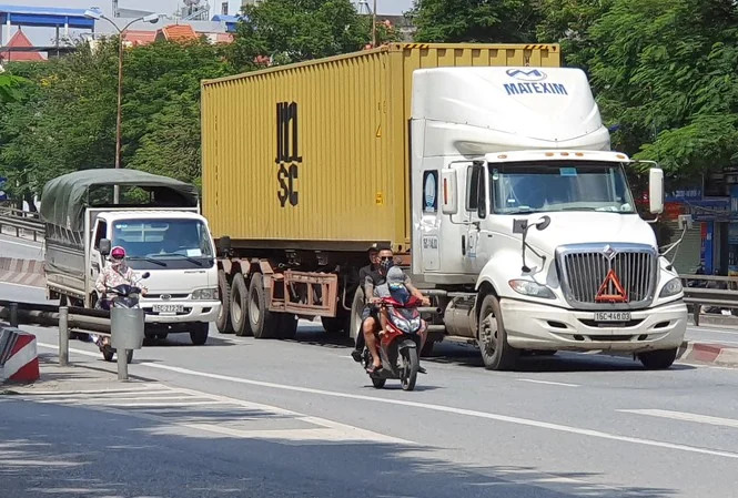 Hà Nội thí điểm hạn chế xe tải, xe container vào Vành đai 3 trên cao từ 1/1/2026