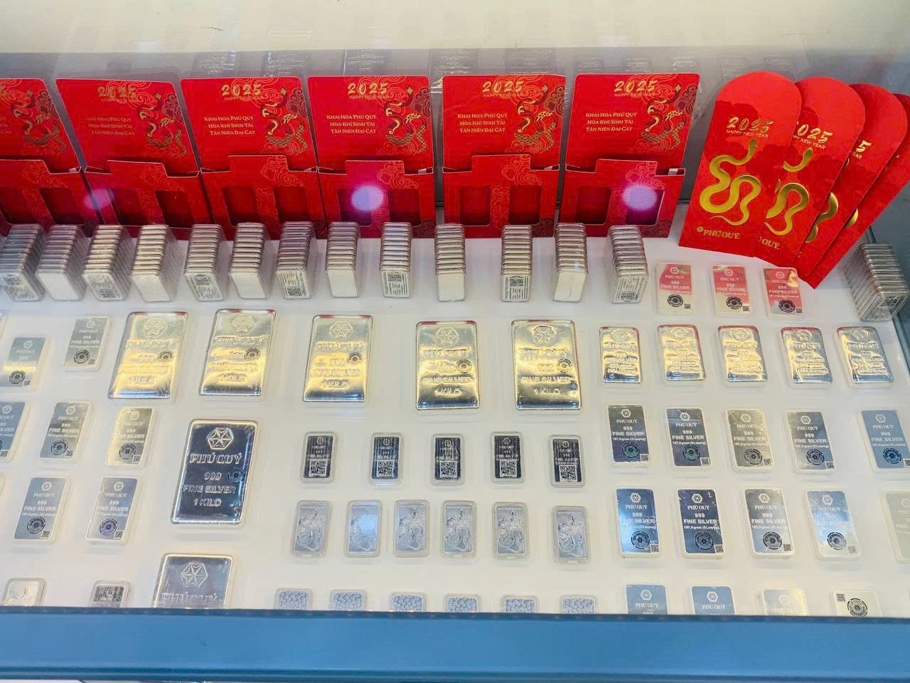 Giá bạc hôm nay 24/12: Tiếp tục tăng