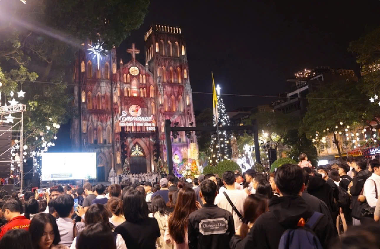 Hàng vạn người dân Hà Nội chào đón Giáng sinh 2025