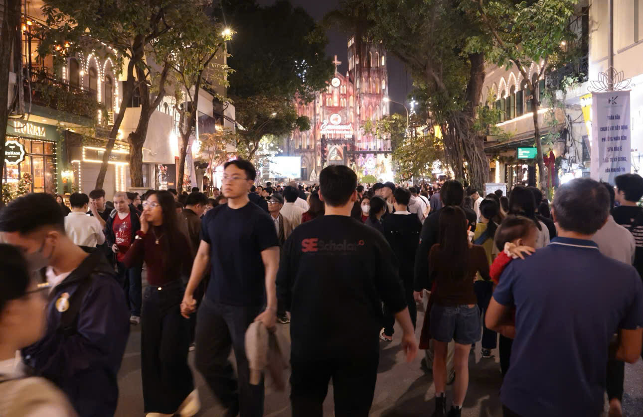 H&agrave;ng vạn gi&aacute;o d&acirc;n v&agrave; du kh&aacute;ch đổ về khu vực Nh&agrave; thờ Lớn H&agrave; Nội Ảnh: Hải Anh