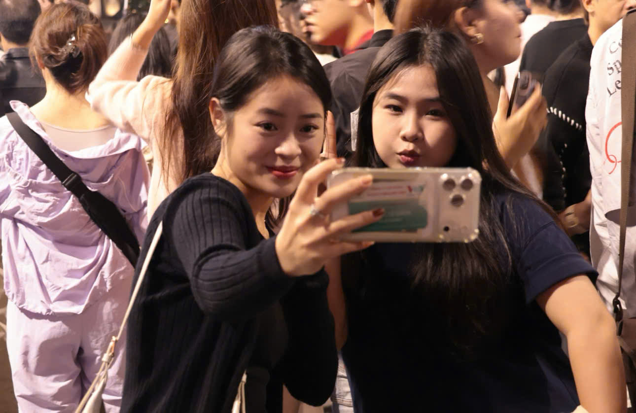 Mọi người tranh thủ chụp h&igrave;nh lưu lại khoảnh khắc đ&oacute;n Gi&aacute;ng sinh tại Nh&agrave; Thờ Lớn. (Ảnh: Hải Anh)