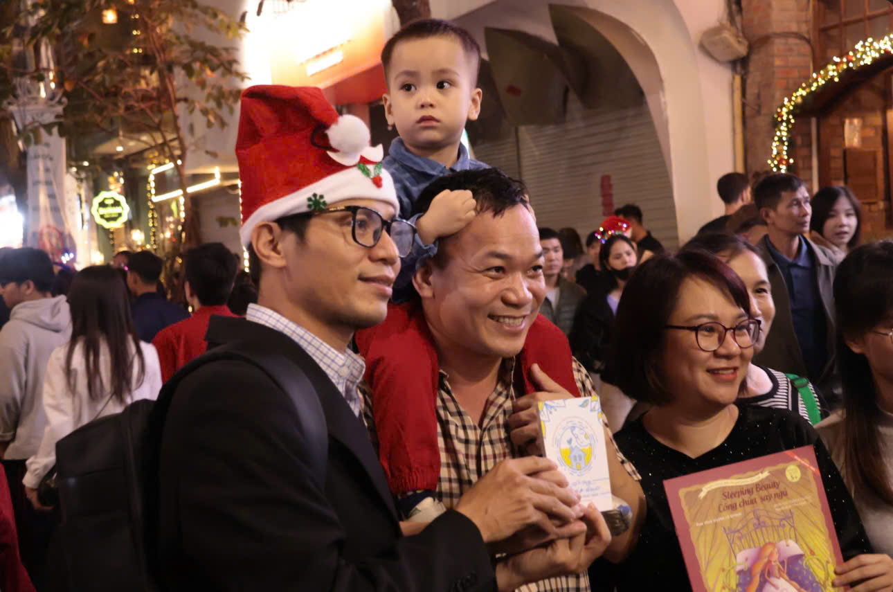 Khu vực Nh&agrave; thờ Lớn H&agrave; Nội thu h&uacute;t rất đ&ocirc;ng người d&acirc;n đến dự lễ, ch&agrave;o đ&oacute;n Gi&aacute;ng sinh 2025. Ảnh: Hải Anh