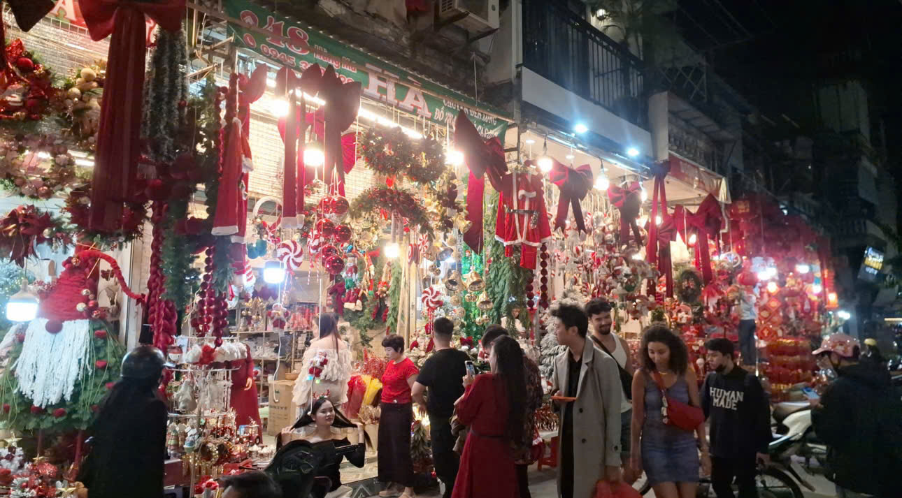 Khu vực phố H&agrave;ng M&atilde; kh&ocirc;ng qu&aacute; n&aacute;o nhiệt v&agrave; kh&ocirc;ng qu&aacute; đ&ocirc;ng du kh&aacute;ch. (Ảnh: Hải Anh)