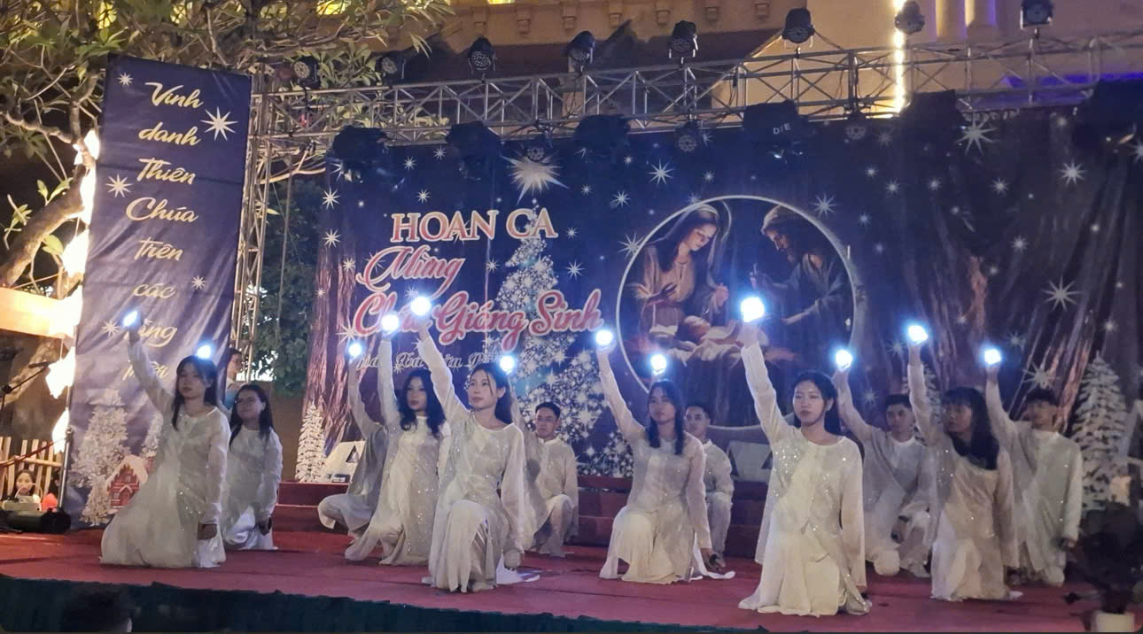 Tiết mục văn nghệ tại Nh&agrave; thờ Cửa Bắc (H&agrave; Nội). (Ảnh: Hải Anh)