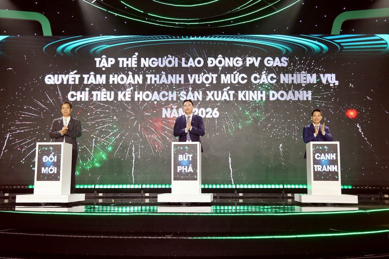 Đại diện L&atilde;nh đạo, người lao động PV GAS thực hiện nghi thức ph&aacute;t động thi đua ho&agrave;n th&agrave;nh thắng lợi c&aacute;c chỉ ti&ecirc;u kế hoạch năm 2026 - Ảnh: VGP/QT