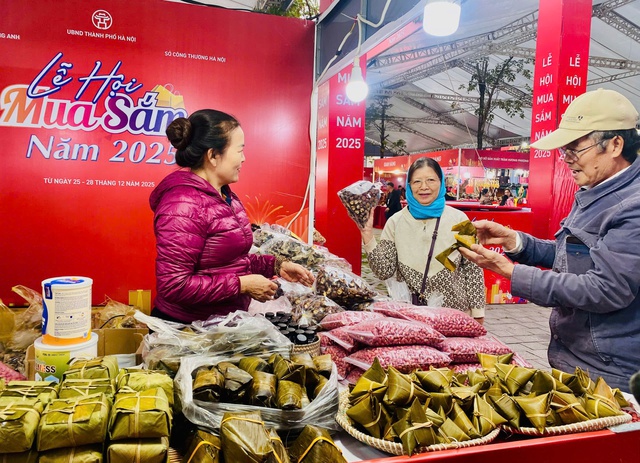 Kh&aacute;ch h&agrave;ng mua sắm tại Lễ hội. Ảnh: VGP/TL