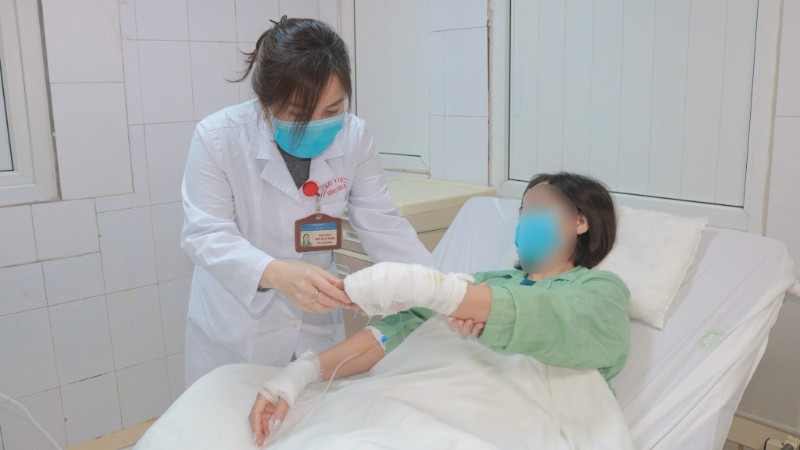 Bỏng nặng khi sử dụng hóa chất thông bồn cầu