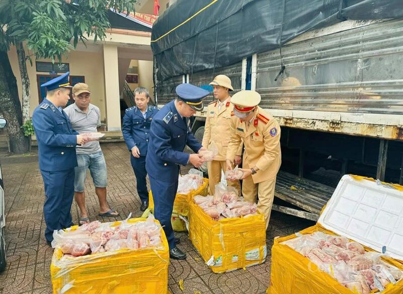 Phát hiện 200kg chân giò đông lạnh không rõ nguồn gốc xuất xứ