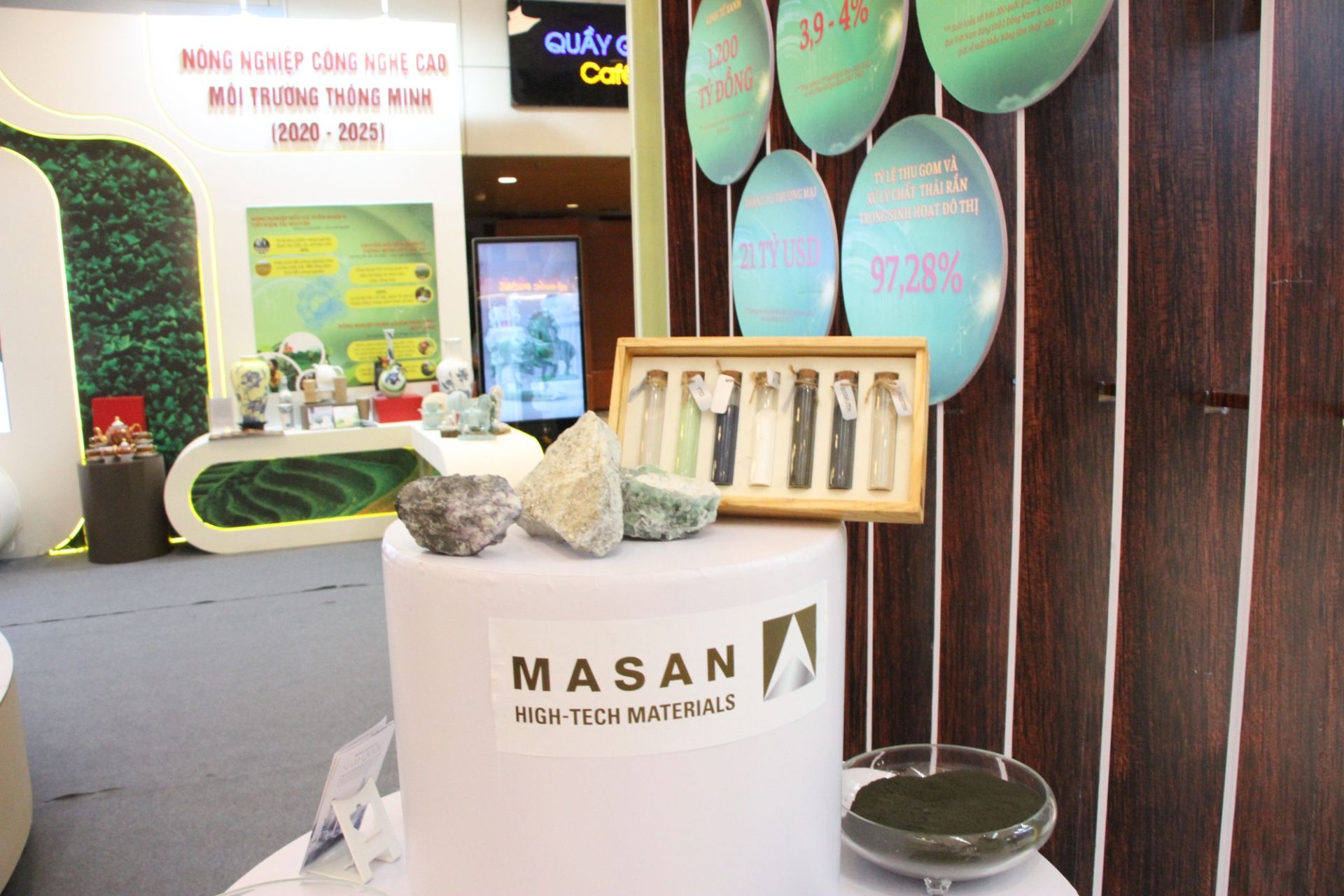 Tại gian h&agrave;ng đ&atilde; trưng b&agrave;y c&aacute;c sản phẩm vonfram của MHT c&oacute; gi&aacute; trị gia tăng cao, phục vụ c&aacute;c kh&aacute;ch h&agrave;ng c&ocirc;ng nghiệp h&agrave;ng đầu tại ch&acirc;u &Acirc;u, Mỹ v&agrave; ch&acirc;u &Aacute;