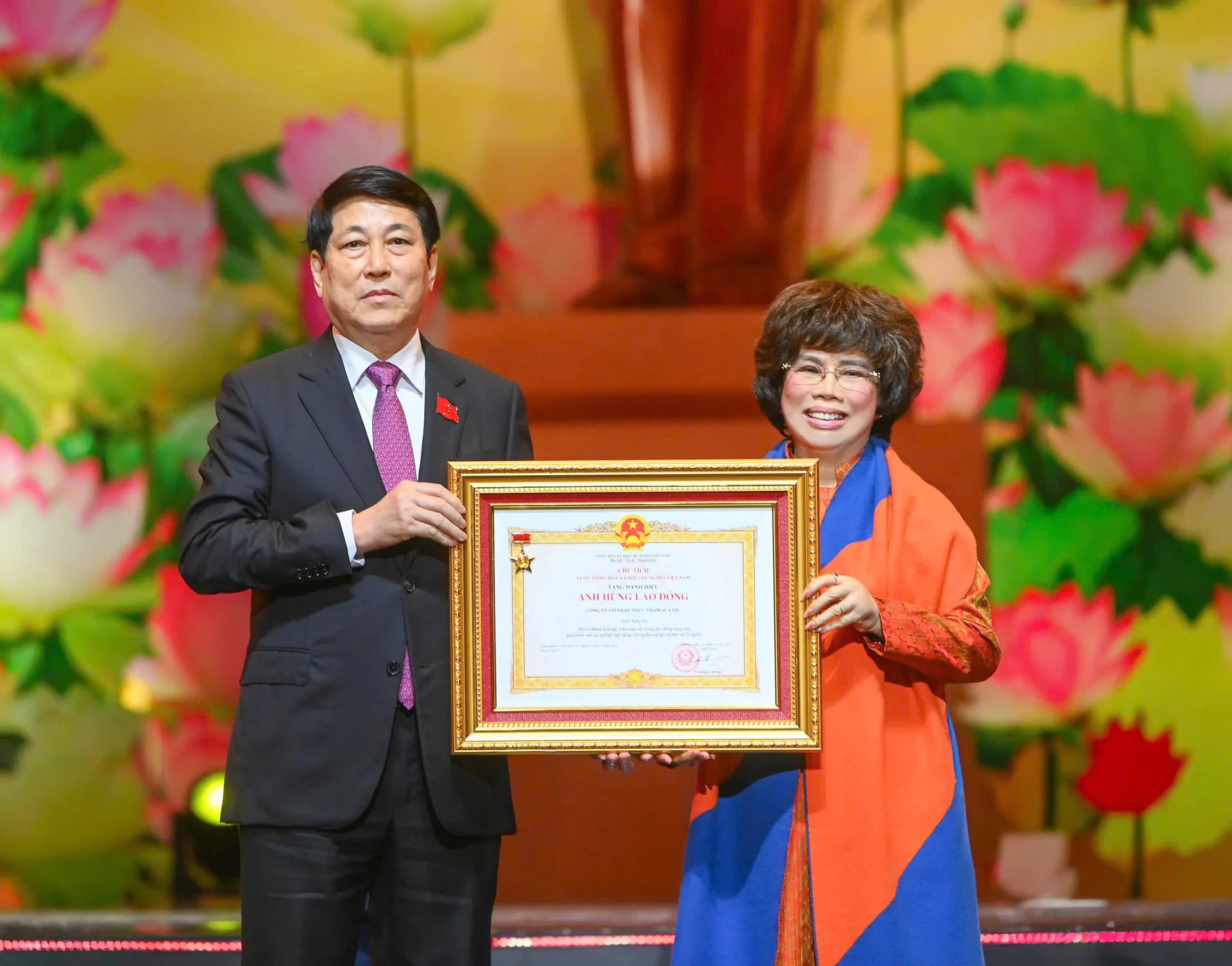 TH đón nhận danh hiệu Anh hùng Lao động tại Đại hội Thi đua yêu nước toàn quốc