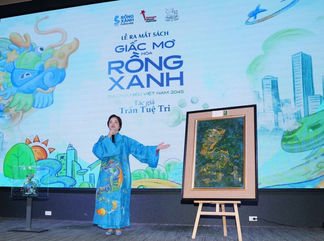 B&agrave; Trần Tuệ Tri t&aacute;c giả cuốn s&aacute;ch "Giấc Mơ H&oacute;a Rồng Xanh &ndash; Thương hiệu Việt Nam 2045" - Ảnh: VGP/Minh Thi