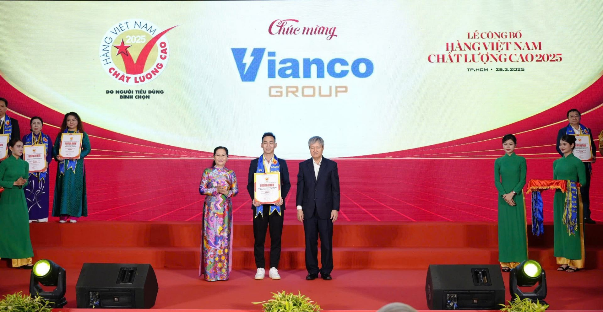 Đại diện Vianco vinh dự được trao tặng chứng nhận &ldquo;H&agrave;ng Việt Nam chất lượng cao 2025&rdquo;