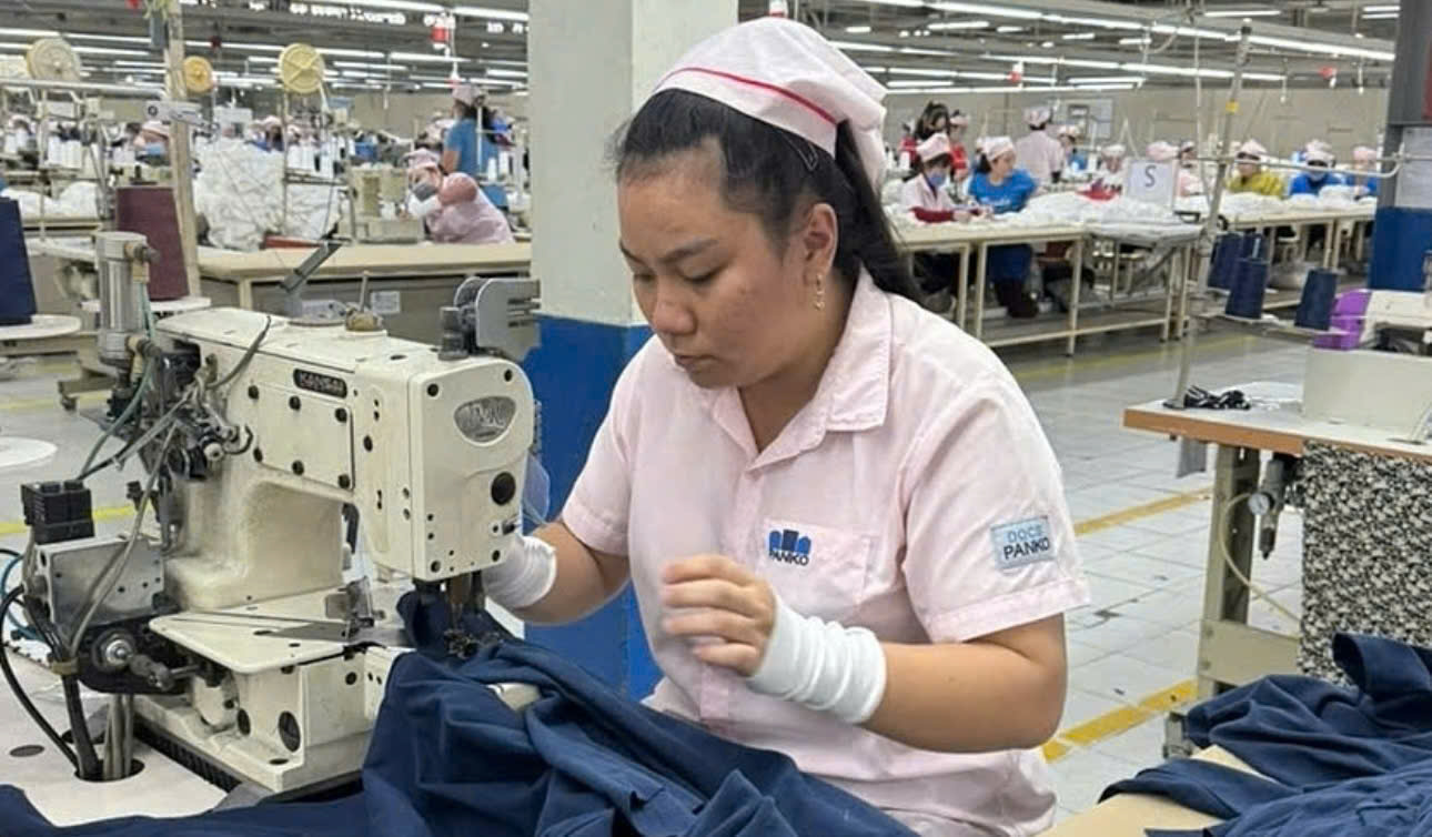 Nữ c&ocirc;ng nh&acirc;n Cẩm Thi c&ugrave;ng đồng nghiệp ho&agrave;n tất đơn h&agrave;ng cuối c&ugrave;ng cho nh&agrave; m&aacute;y. (Ảnh: An Phương)