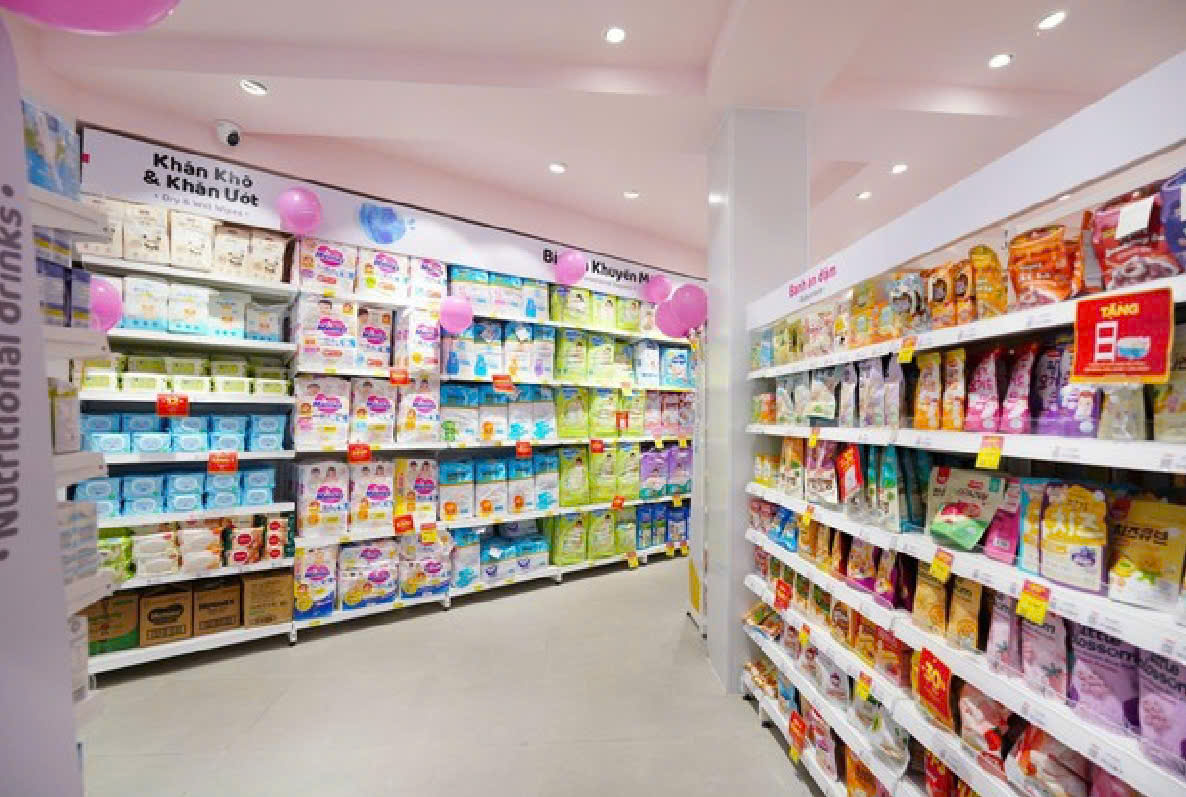 Kệ sản phẩm t&atilde; tại Con Cưng với ph&acirc;n kh&uacute;c v&agrave; mẫu m&atilde; đa dạng.