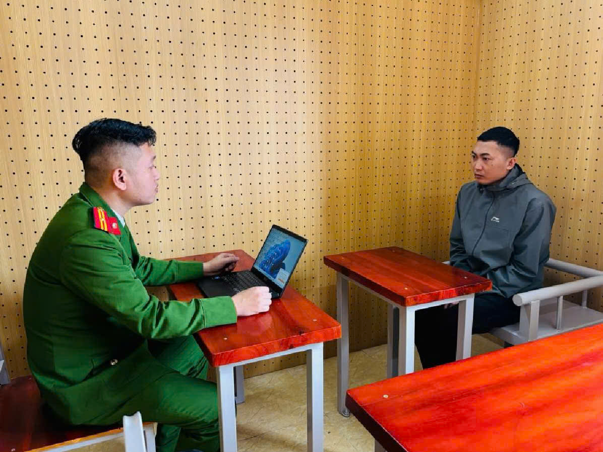 Đối tượng Lương Xu&acirc;n Duy&ecirc;n, kẻ trực tiếp điều h&agrave;nh nh&oacute;m hoạt động tại Myanma tại cơ quan điều tra.