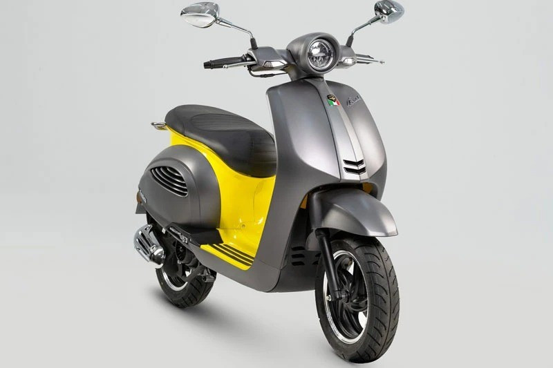 Xe tay ga phong cách cổ điển, 125cc, màn hình LCD, giá hơn 44 triệu đồng