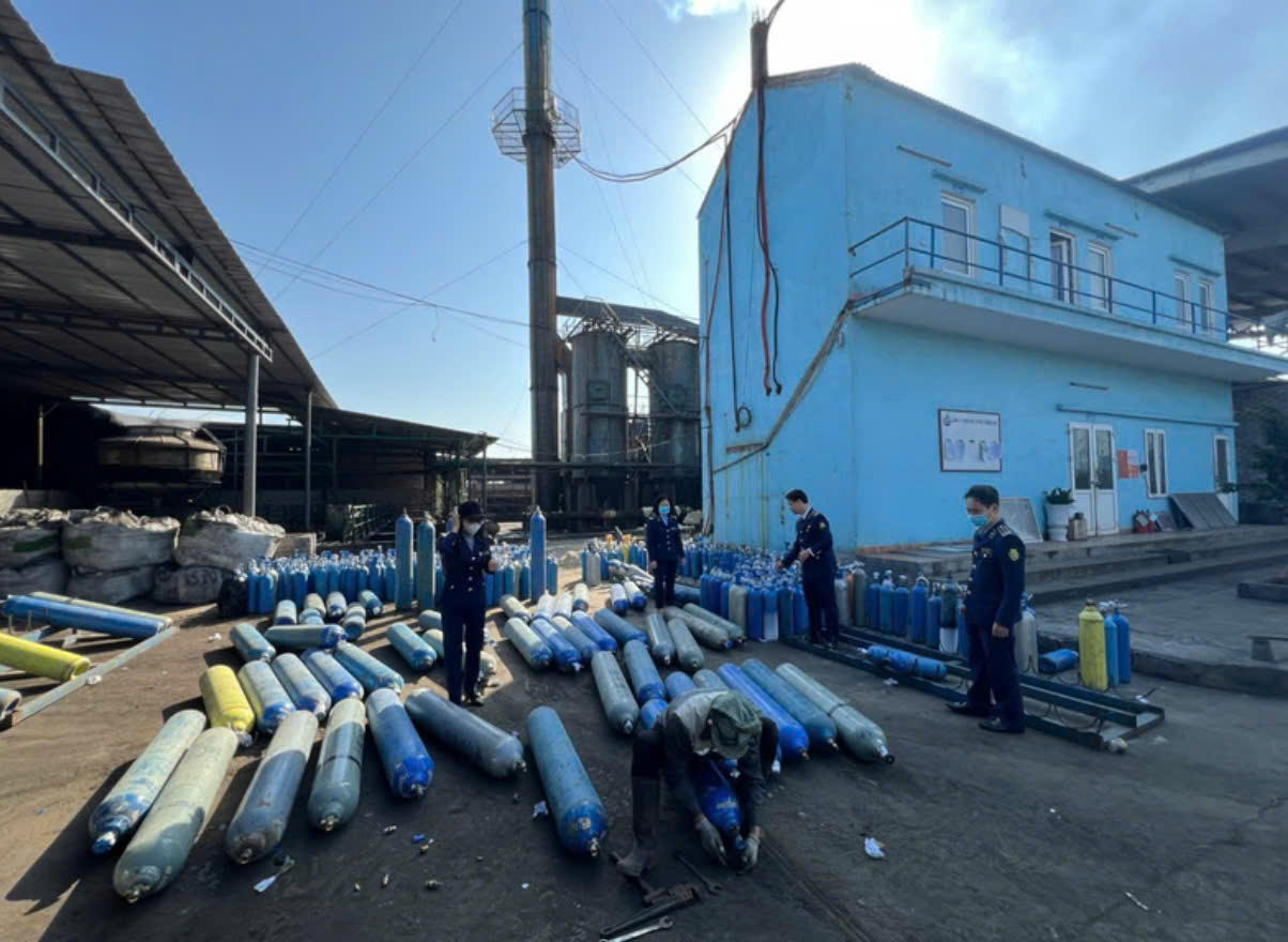 Lực lượng quản l&yacute; thị trường kiểm tra h&agrave;ng h&oacute;a tr&ecirc;n địa b&agrave;n.