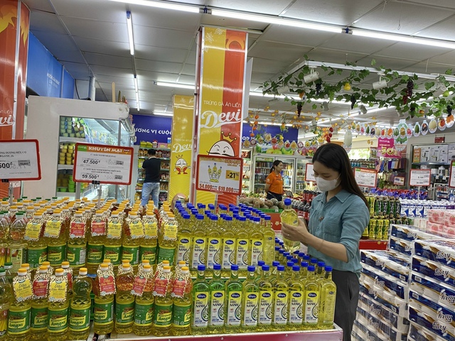 TP. H&agrave; Nội tập trung v&agrave;o c&aacute;c nh&oacute;m mặt h&agrave;ng thiết yếu như lương thực, thực phẩm, h&agrave;ng ti&ecirc;u d&ugrave;ng nhanh. Ảnh: VGP/Th&ugrave;y Linh