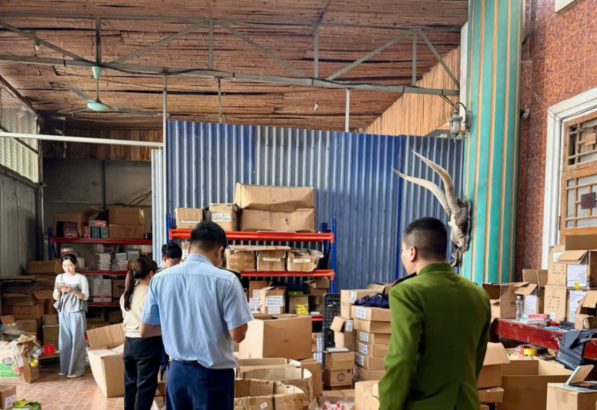 Đội Quản l&yacute; thị trường số 1, Chi cục Quản l&yacute; thị trường tỉnh Ninh B&igrave;nh phối hợp c&ugrave;ng Ph&ograve;ng Cảnh s&aacute;t kinh tế, C&ocirc;ng an tỉnh Ninh B&igrave;nh đ&atilde; tiến h&agrave;nh kiểm tra đột xuất đối với hộ kinh doanh N.T.Y. (Ảnh: Quản l&yacute; thị trường Ninh B&igrave;nh)