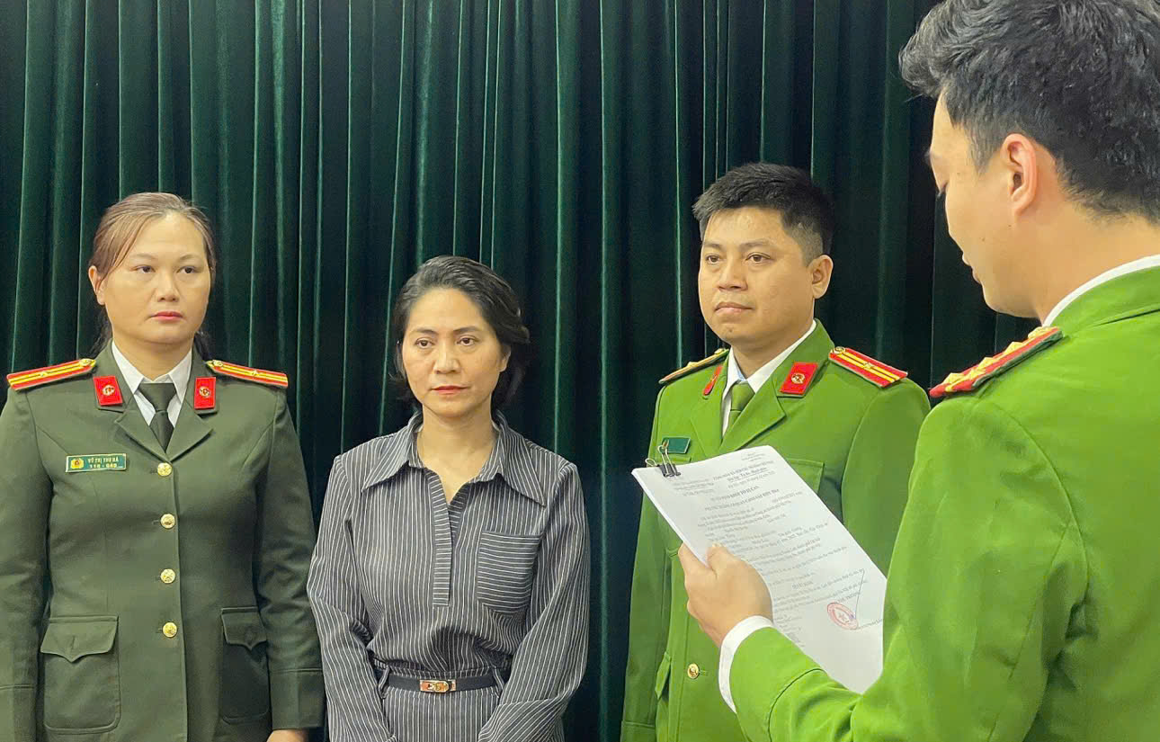 C&ocirc;ng an tống đạt quyết định tố tụng với gi&aacute;m đốc Nguyễn Thị Thu H&agrave;.( Ảnh: C&ocirc;ng an cung cấp)