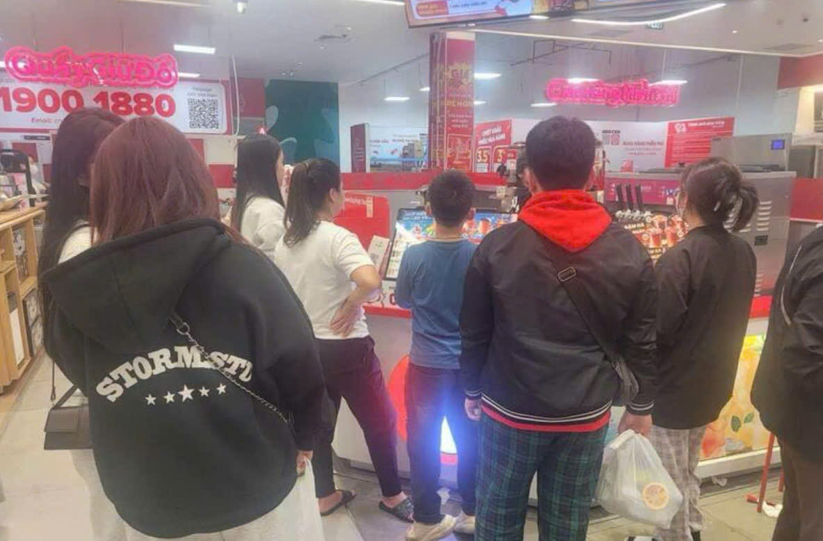Quầy đồ ăn nhanh tại si&ecirc;u thị Go! tấp nập kh&aacute;ch h&agrave;ng.