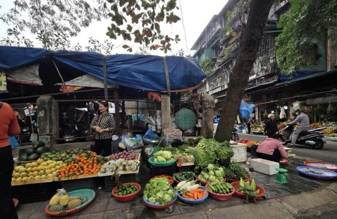 Ghi nhận tại chợ Nghĩa T&acirc;n, tiểu thương triển khai tặng th&ecirc;m h&agrave;ng cho kh&aacute;ch h&agrave;ng th&acirc;n thiết.