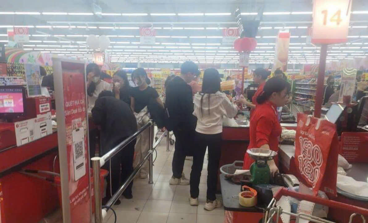 Quầy thanh to&aacute;n tại si&ecirc;u thị cũng nhộn nhịp những ng&agrave;y đầu năm 2026.