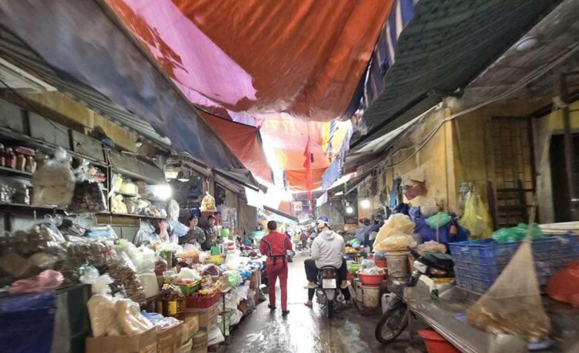 Tại c&aacute;c chợ truyền thống h&agrave;ng h&oacute;a cũng dồi d&agrave;o nguồn cung.