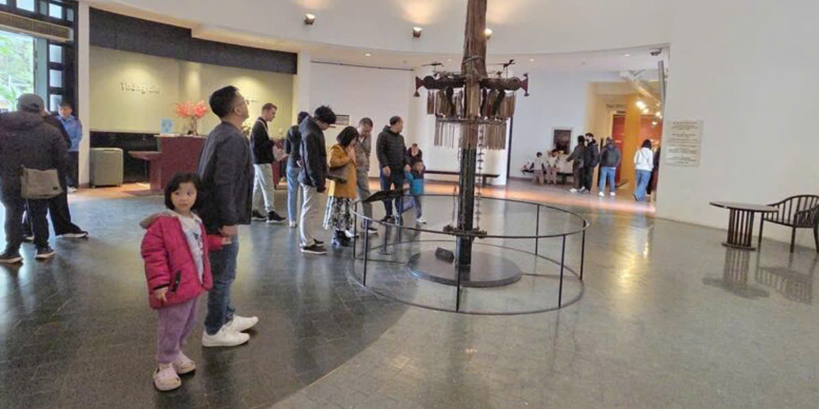 Trẻ em v&agrave; phụ huynh theo d&otilde;i c&aacute;c hoạt động trải nghiệm văn h&oacute;a d&acirc;n gian tại khu&ocirc;n vi&ecirc;n Bảo t&agrave;ng D&acirc;n tộc học Việt Nam trong kỳ nghỉ lễ.