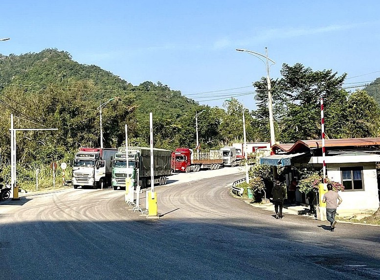 Hoạt động th&ocirc;ng quan h&agrave;ng ho&aacute; tại cửa khẩu T&acirc;n Thanh trong chiều ng&agrave;y 2/1/2026 - Ảnh: Cục Hải quan