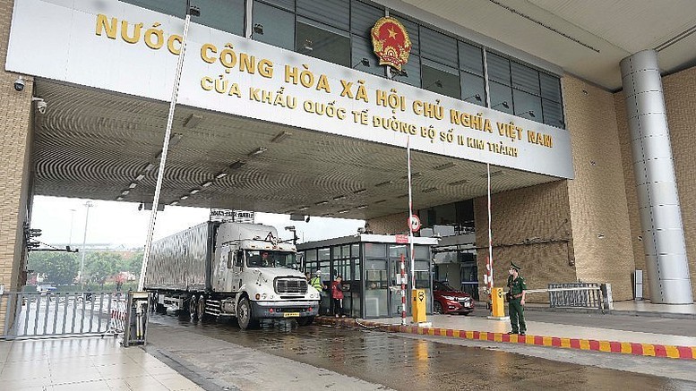 Cửa khẩu ‘mở hàng’ thông quan rộn ràng dịp đầu năm