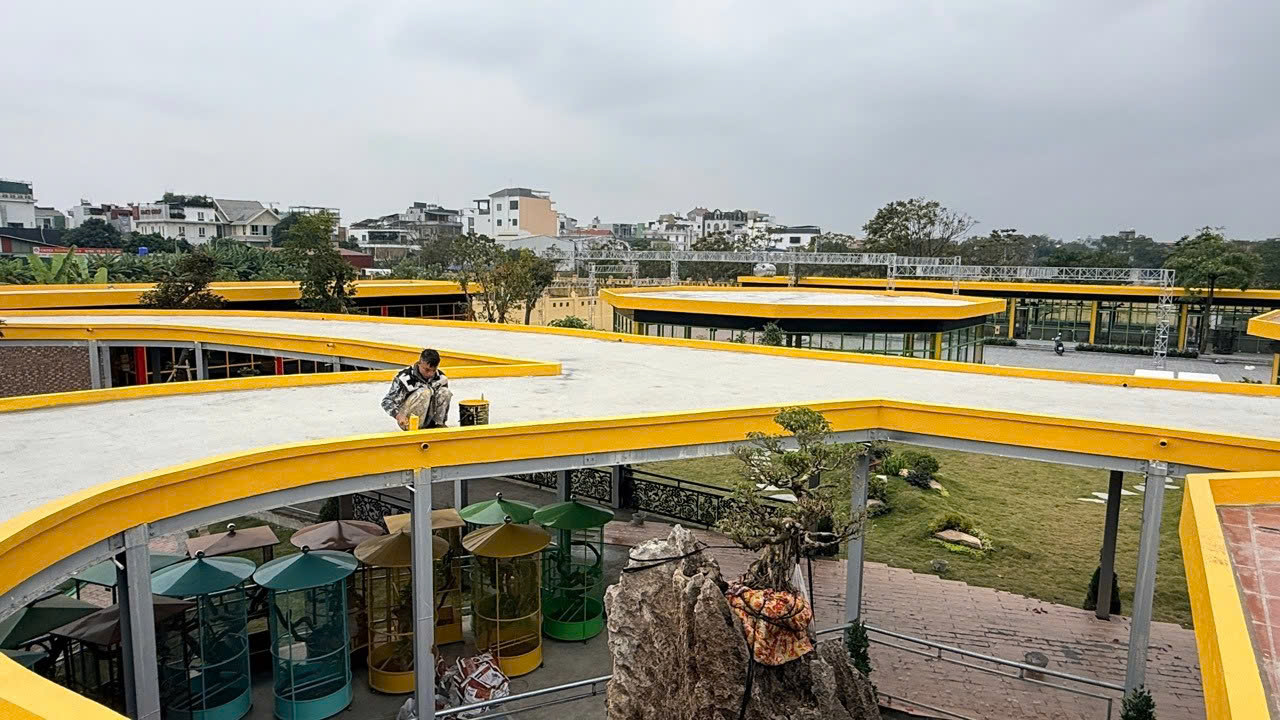 C&ocirc;ng nh&acirc;n miệt m&agrave;i thi c&ocirc;ng trong những ng&agrave;y đầu năm mới 2026.