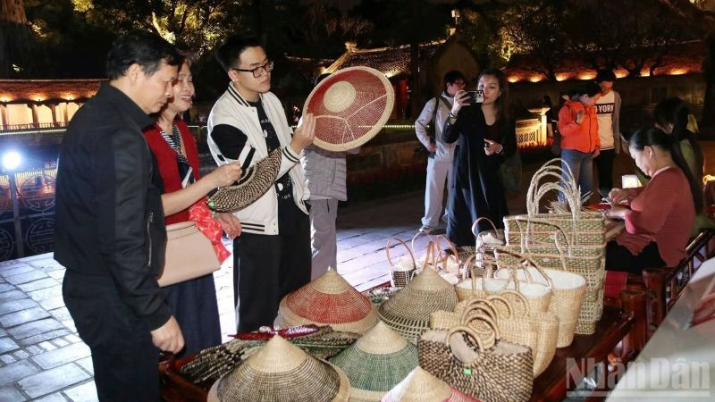 Khách du lịch tăng đột biến, Hà Nội thu hơn 2,1 nghìn tỷ đồng dịp Tết Dương lịch