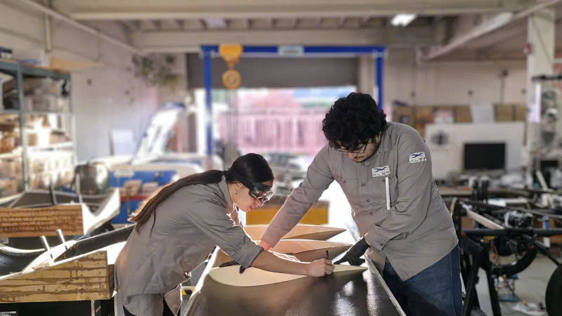 C&aacute;c th&agrave;nh vi&ecirc;n nh&oacute;m Alef chế tạo một phần c&aacute;nh chiếc &ocirc;t&ocirc; bay Alef.