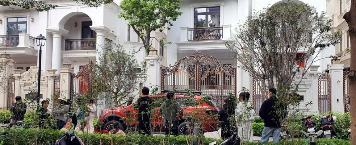 Hàng chục lao động kéo đến biệt thự Hoàng Hường tại Hà Nội đòi tiền lương bị nợ