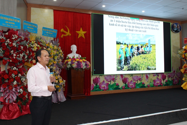 Ph&oacute; Gi&aacute;m đốc Sở N&ocirc;ng nghiệp v&agrave; M&ocirc;i trường An Giang Trần Thanh Hiệp b&aacute;o c&aacute;o t&igrave;nh h&igrave;nh triển khai Đề &aacute;n 1 triệu hecta l&uacute;a chất lượng cao, ph&aacute;t thải thấp tr&ecirc;n địa b&agrave;n tỉnh - Ảnh: VGP/LS